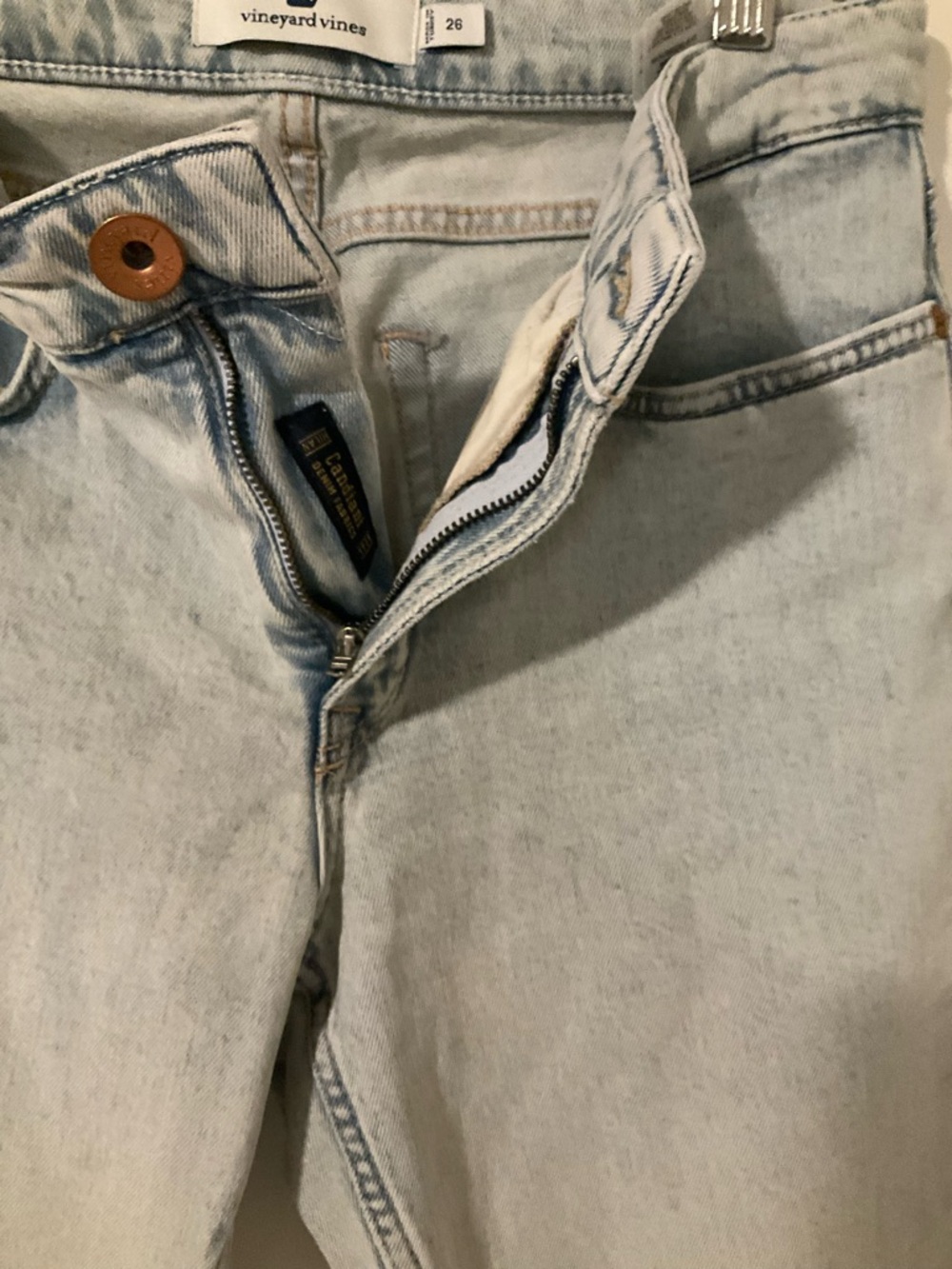 Vineyard Vine jeans
Raw hem
26” waist